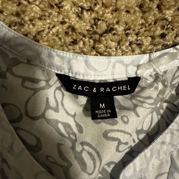 NWT! Comply Sleeveless Shirt - Picture 2 of 4